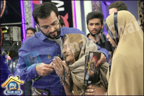 Aamir Liaquat with Old Lady